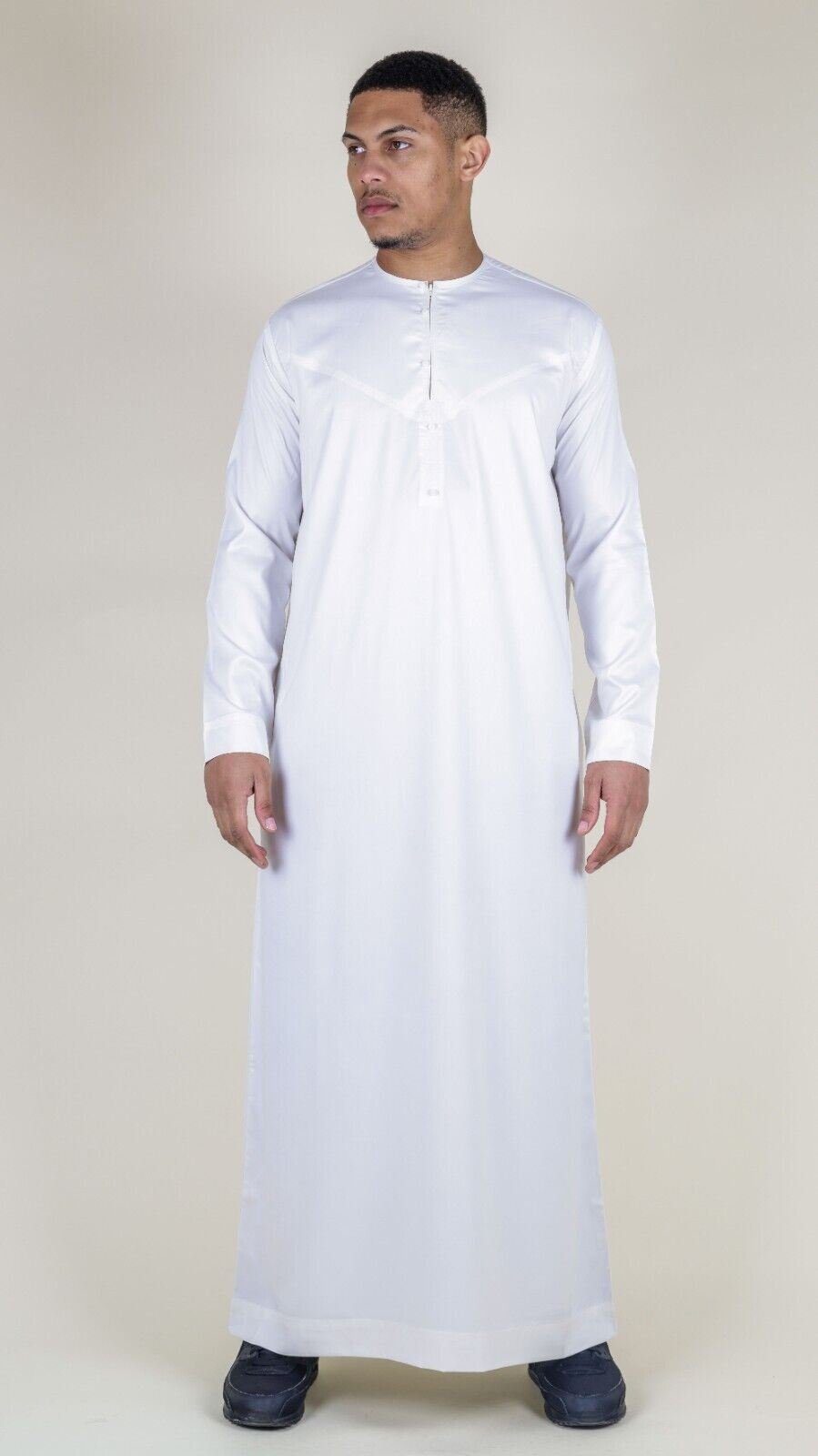 Weißes Thobe-Gewand für Herren aus Satin, emiratische islamische Jubba Eid, schmale Passform