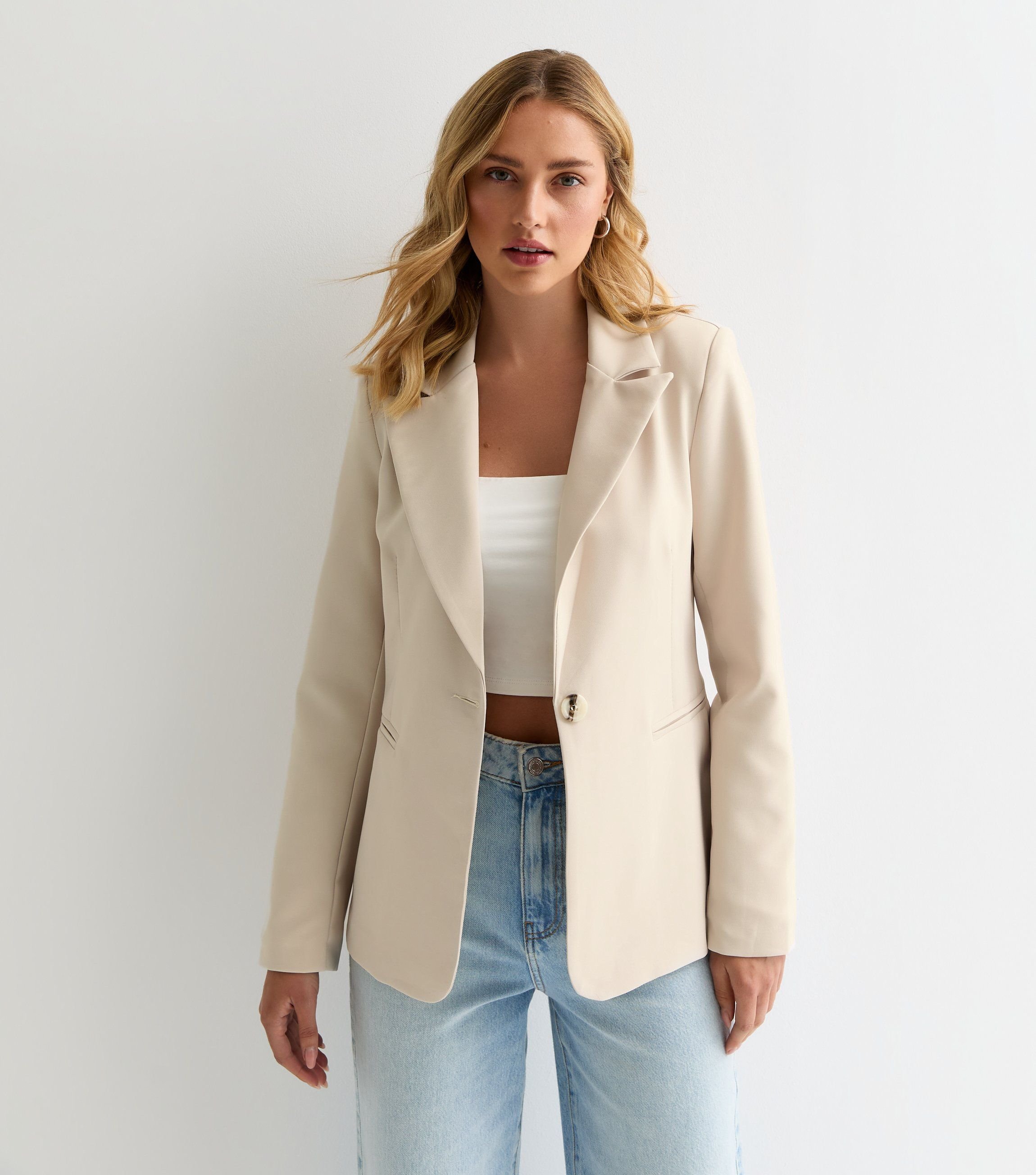 Beigefarbener maßgeschneiderter Blazer mit Taschendetail