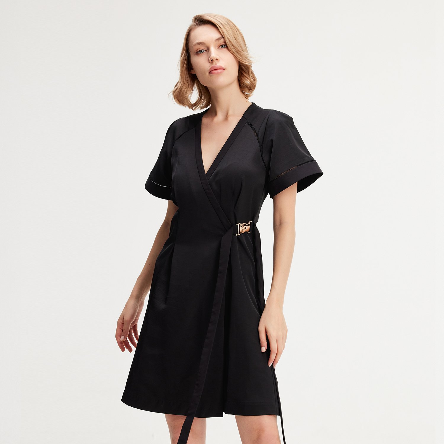 Minimalistisches Wickelkleid