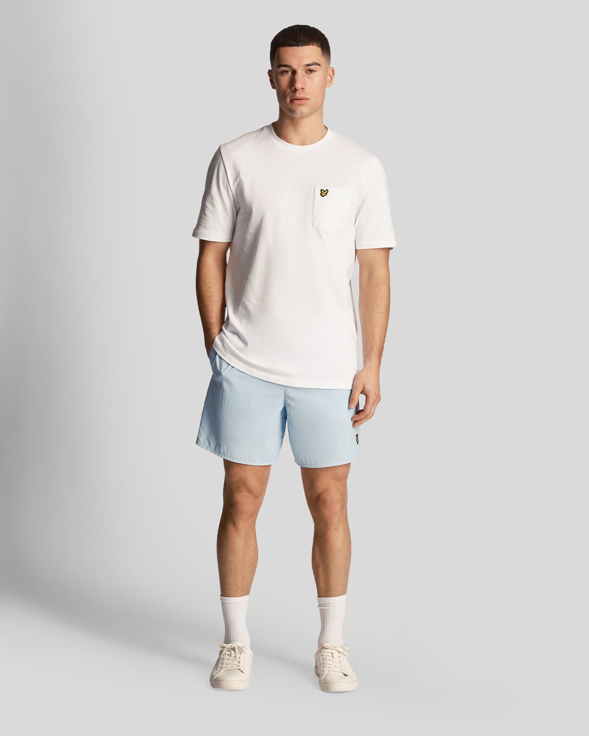 Hellblaue Badeshorts mit Logo von Lyle & Scott