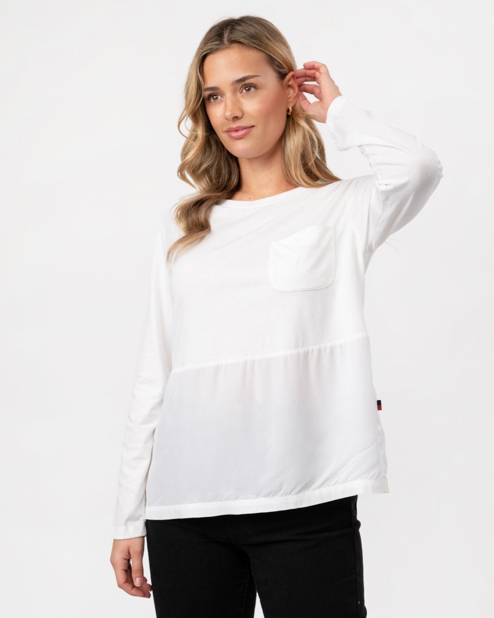 Rundhals-T-Shirt mit Brusttasche und Seitenschlitz in Weiß