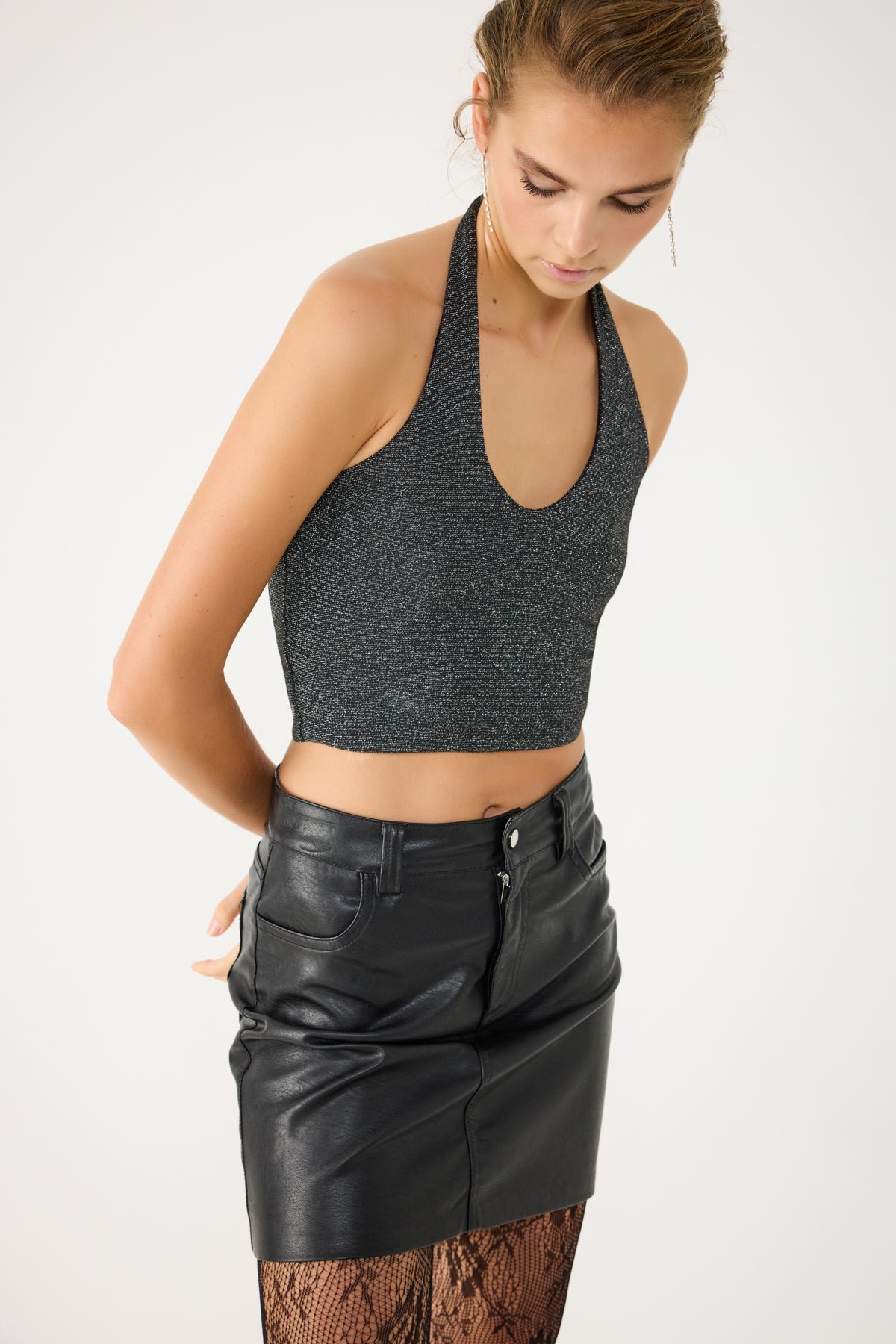 Glitzerndes Neckholder-Top mit glänzendem kurzem Schnitt