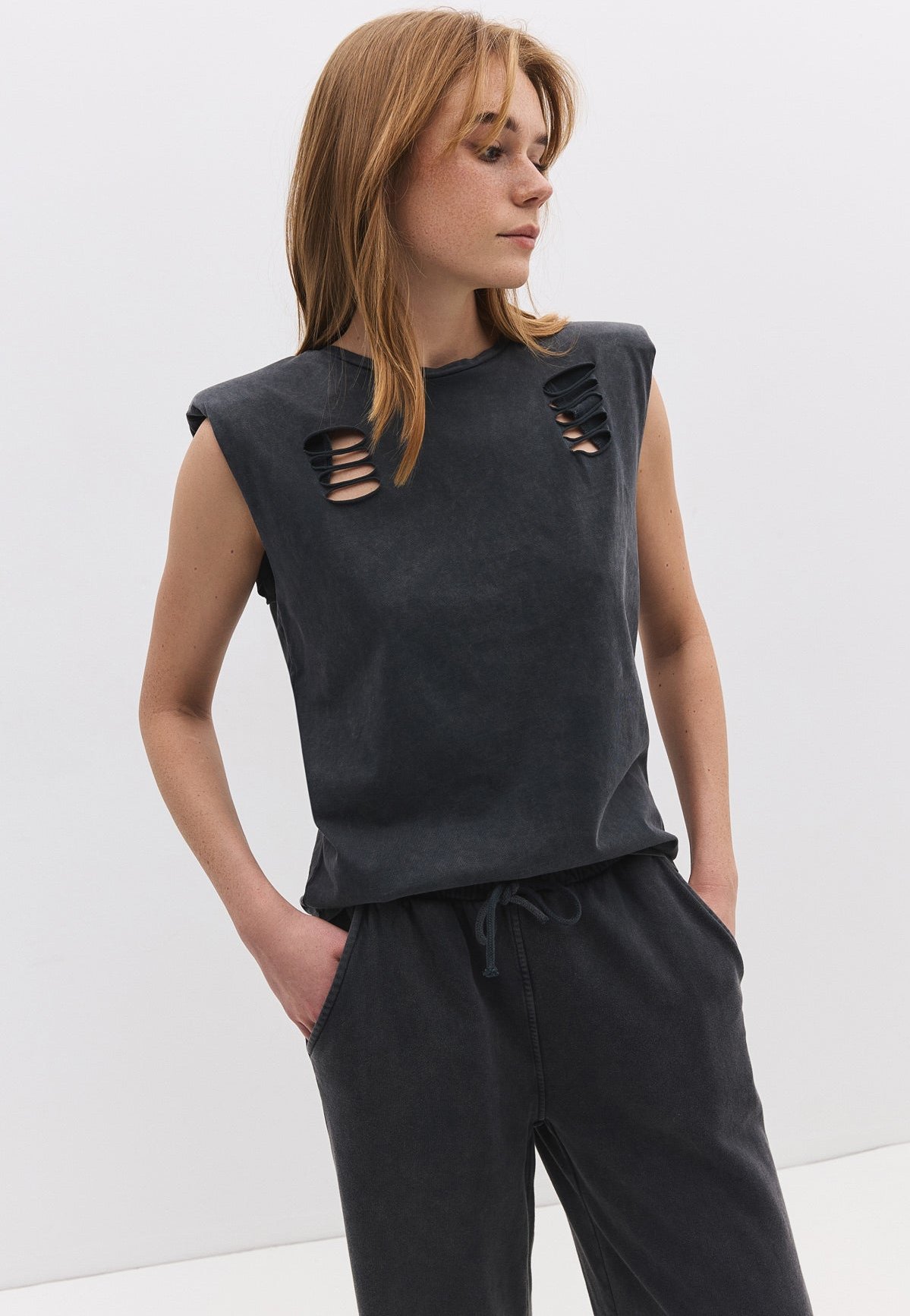 T-Shirt mit ärmellosen Rissen