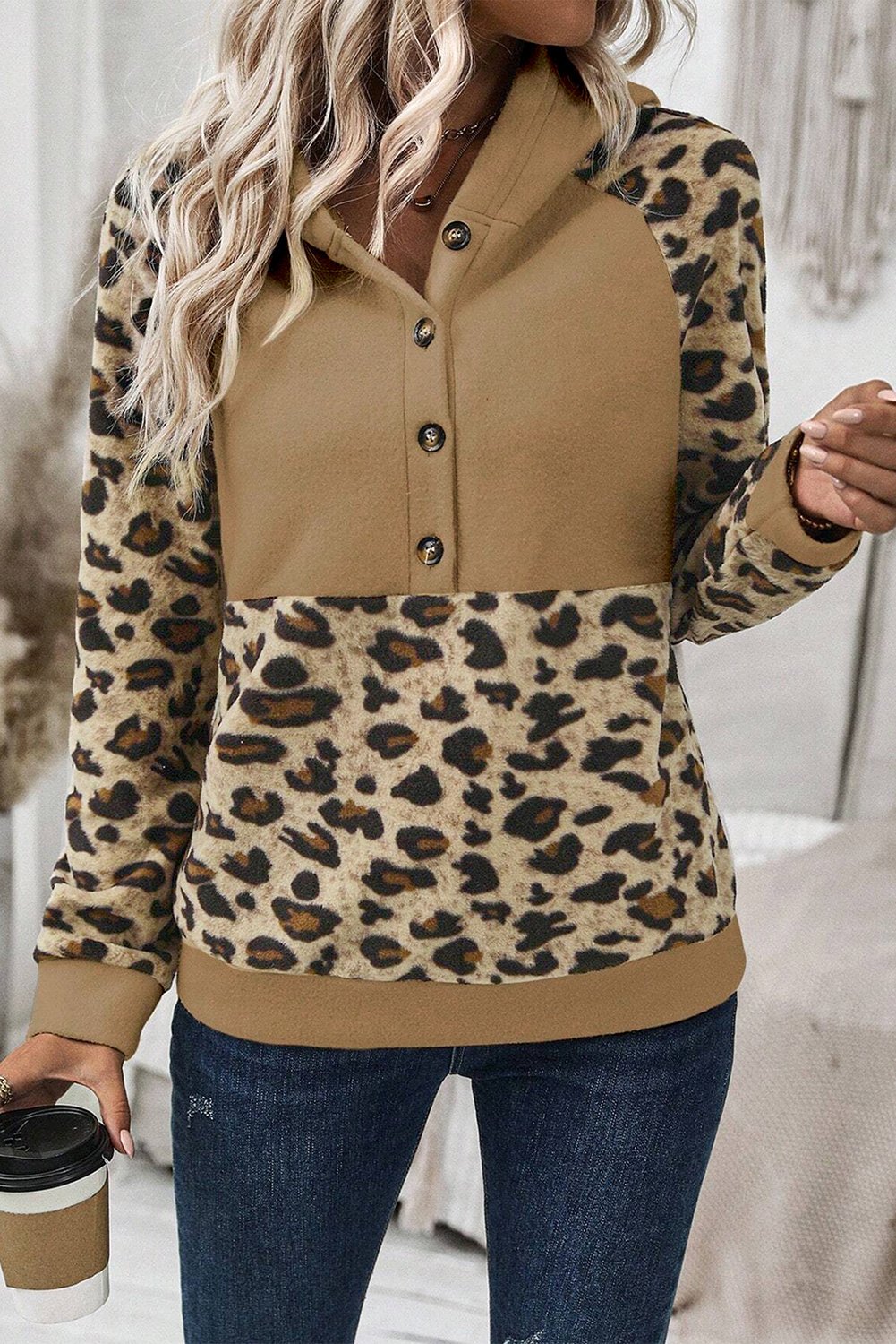 Helle Französische Beigefarbene Leopardenmuster Patchwork Raglanärmel Hoodie mit Halbkknöpfen