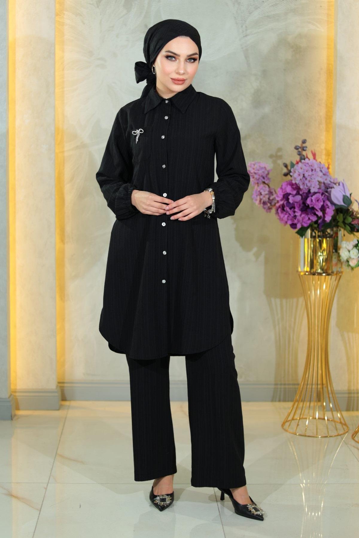 KleidGeknöpfter Brosche Detaillierter Anzug