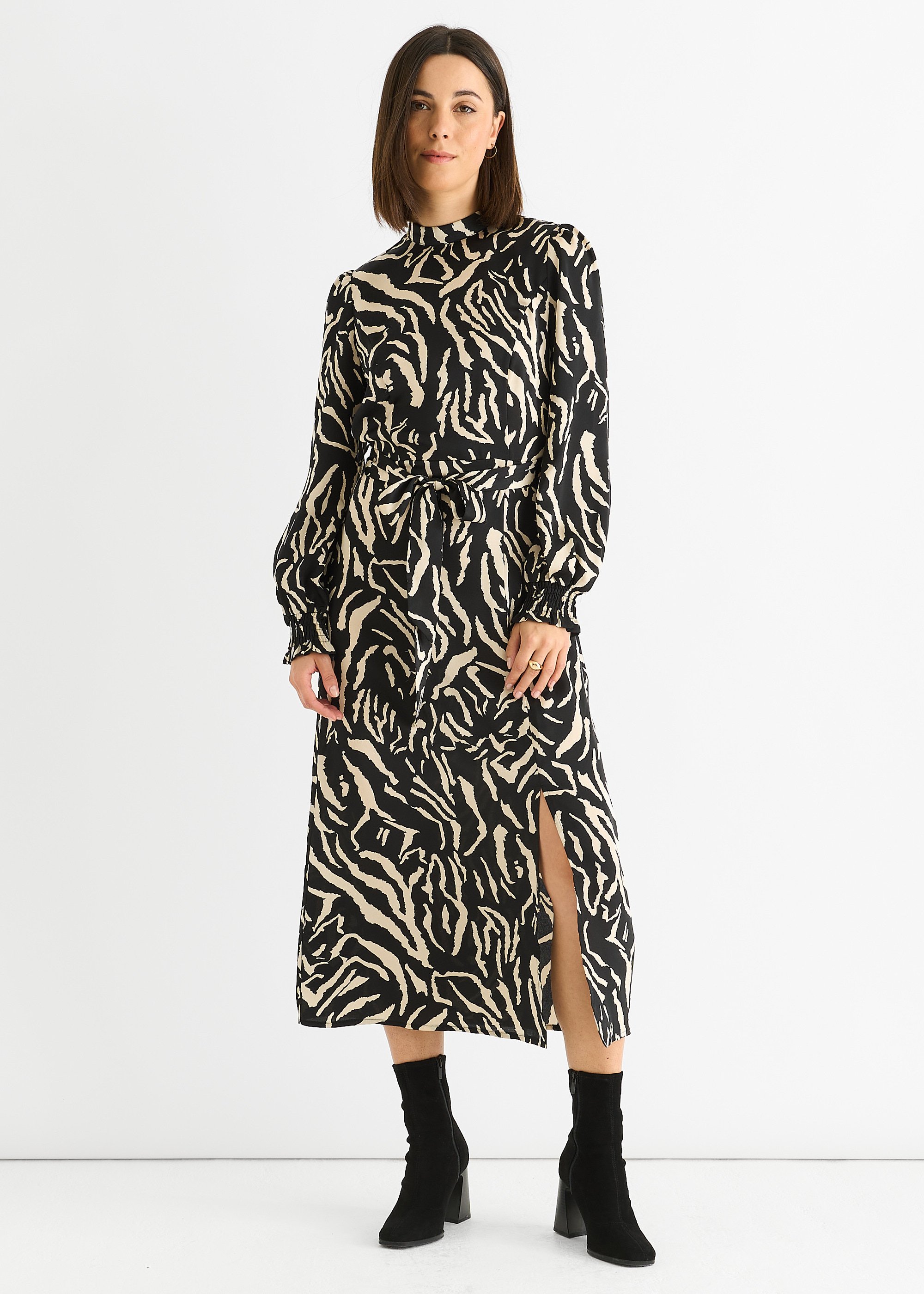 Schwarzes Tier-High-Neck-Satin-Midikleid