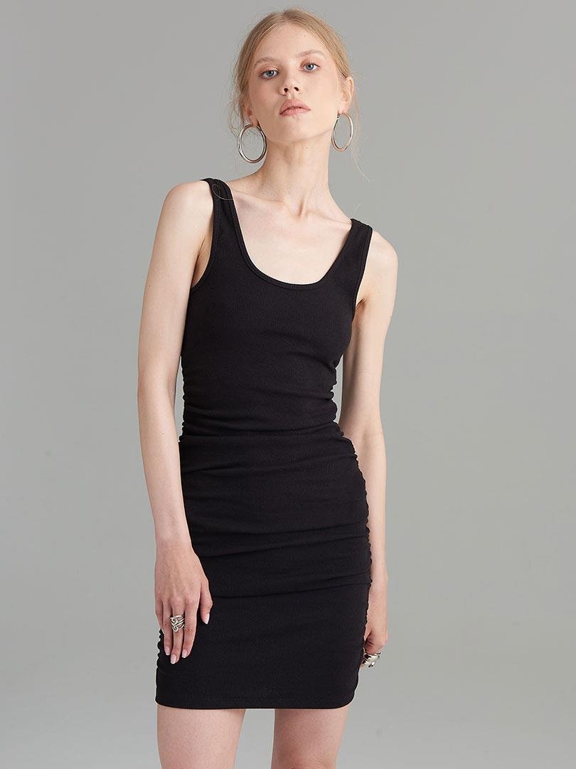 Camisole-Minikleid mit schmaler Passform und gerafften Seiten