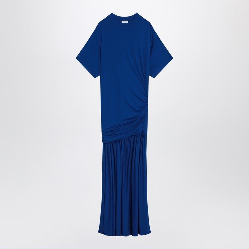 Langes blaues Kleid mit Drapierung
