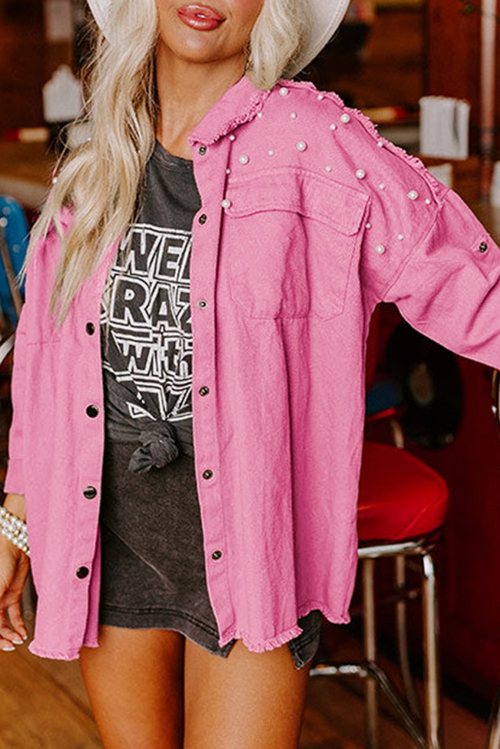 Perlen-Denim-Jacke mit ausgefranstem Saum