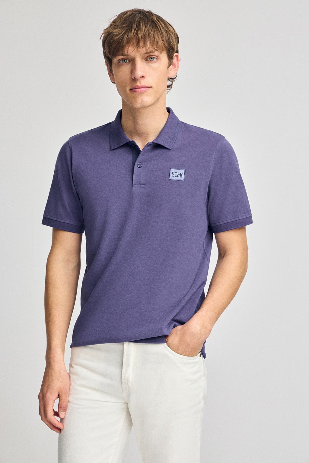 Kurzärmliges Poloshirt blauviolett mit zwei Knöpfen und Logo-Aufnäher auf der Brust