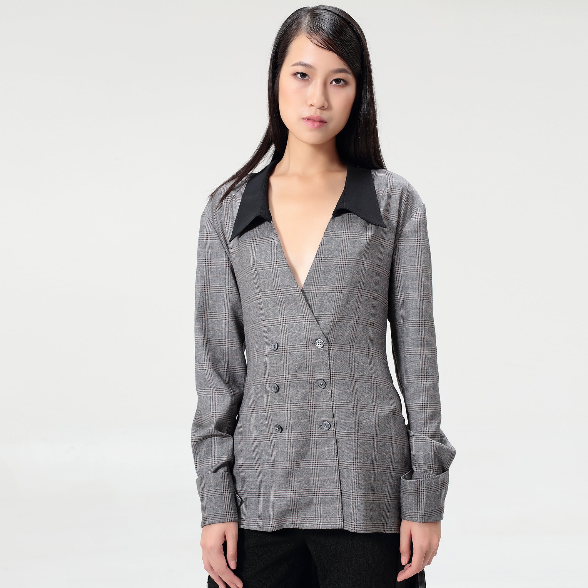 Langes, zweireihiges Schneiderhemd