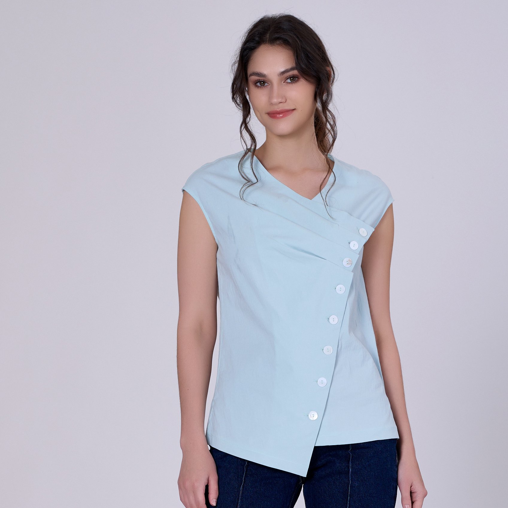 Zweireihiges, asymmetrisches Oberteil mit Falten