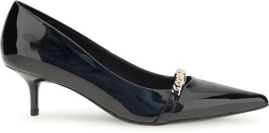 Spitz zulaufender Pump mit Ketten-Detail