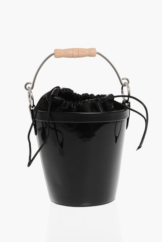 Bucket Bag aus Lackleder mit Holzgriff in Schwarz