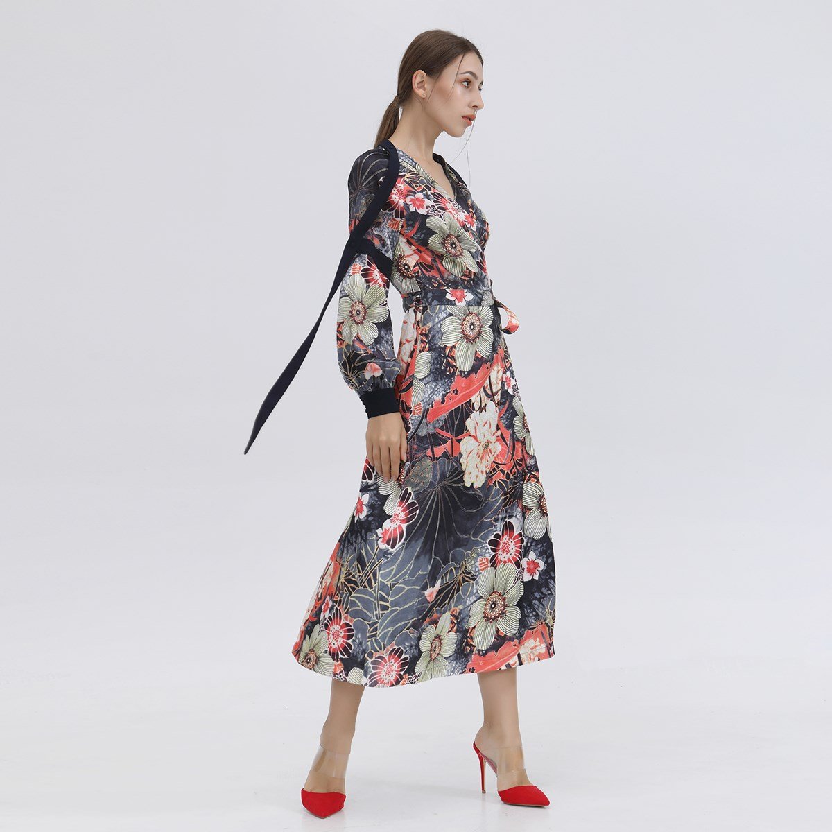 Wickelkleid mit Makro-Blumendruck und Schrägband aus Satin