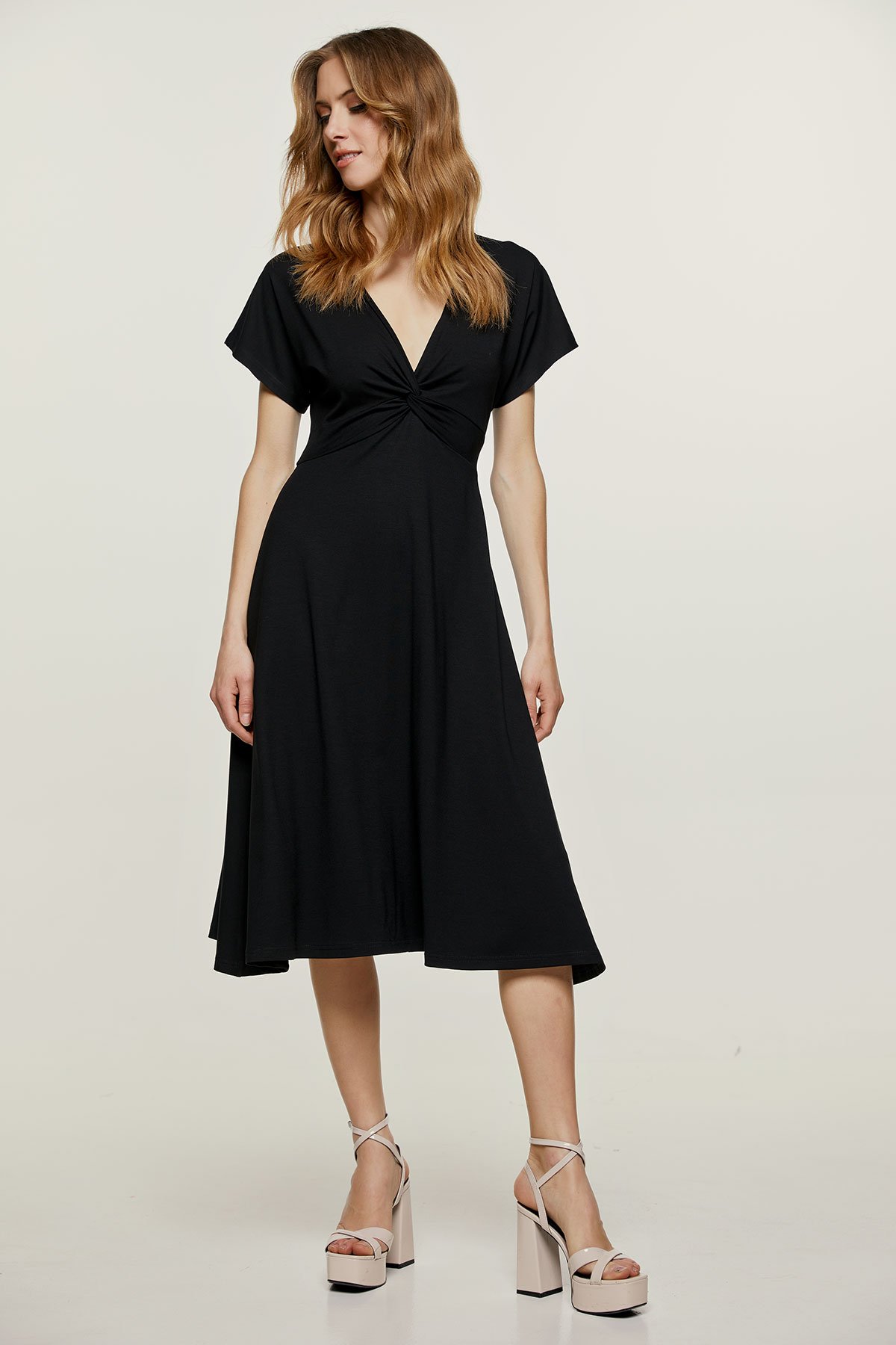 Thumbnail - Schwarzes Jersey Midi-Kleid mit Knotenfront