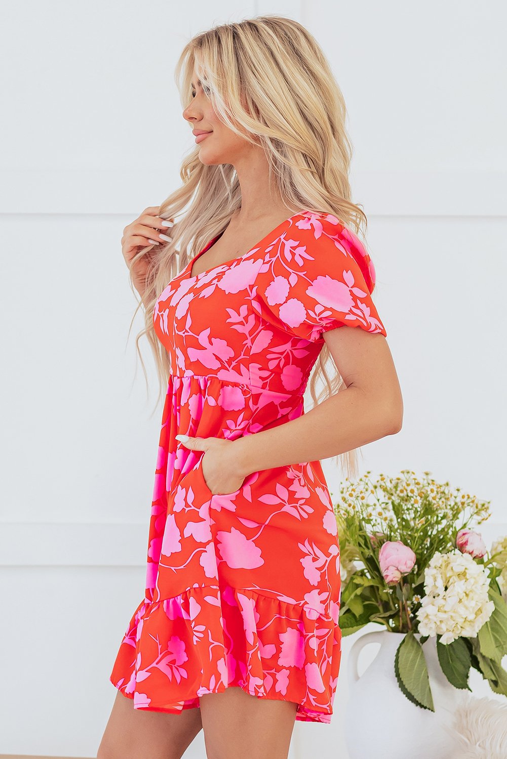 Thumbnail - Rotes Blumenkleid mit Puffärmeln, Herzausschnitt und Rüschen-Design