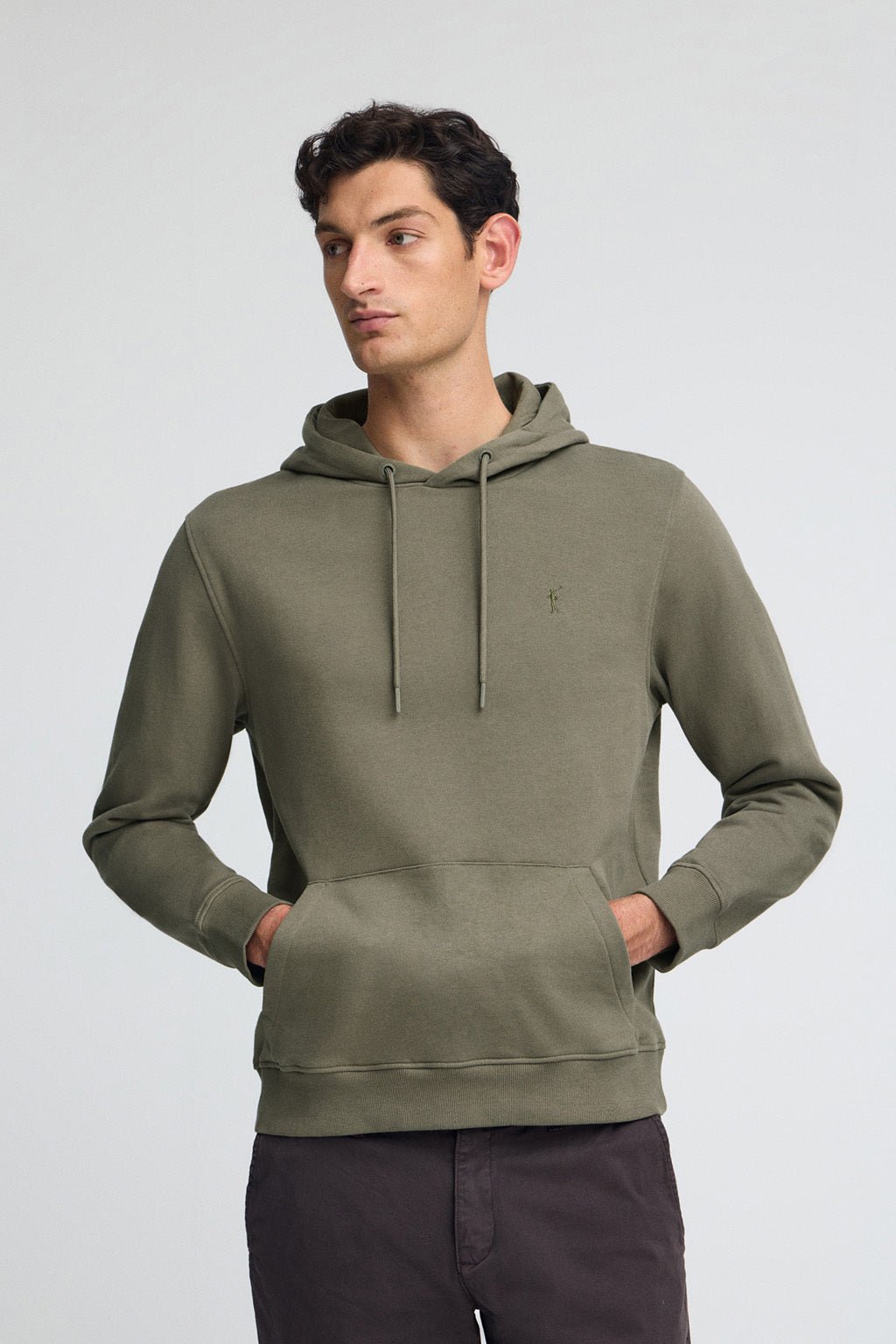 Sweatshirt armeegrün im Regular Fit mit Kapuze und Rigby Go-Logo