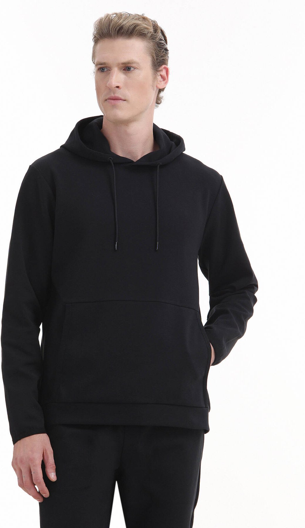 Einfarbiger Pullover mit Kapuze