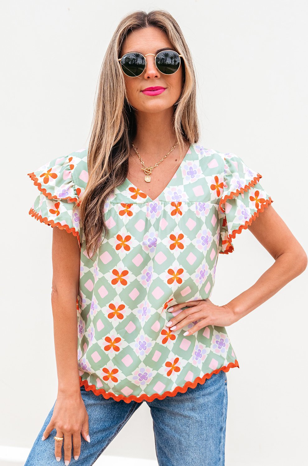 Bluse mit Blumenmuster und gewelltem Saum