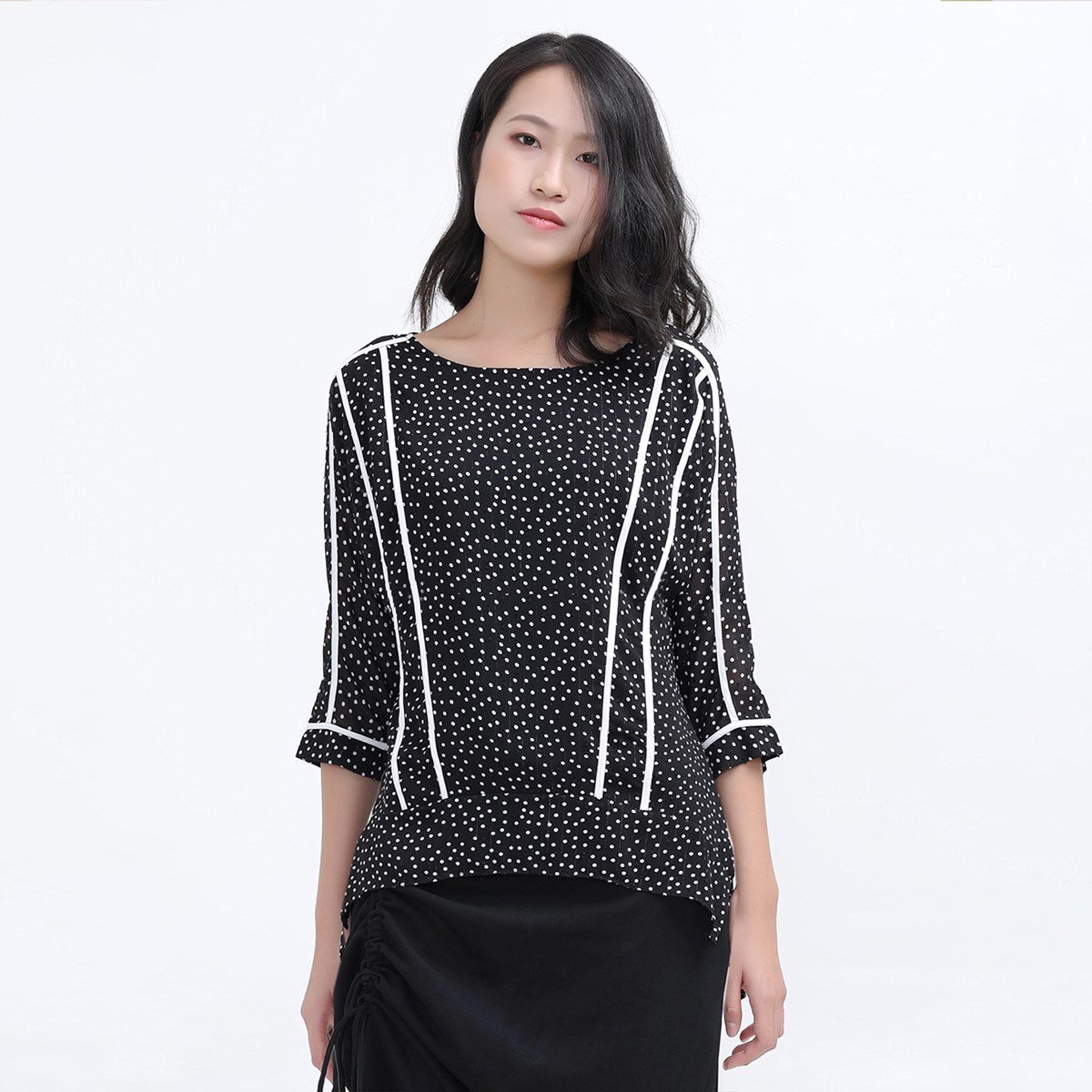 Chiffonbluse mit weißem Tupfenbesatz