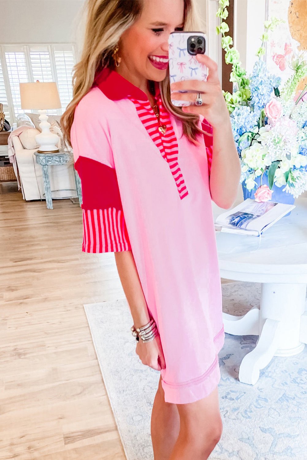 Rosa-kollariertes Kleid mit kontrastierenden Ärmeln