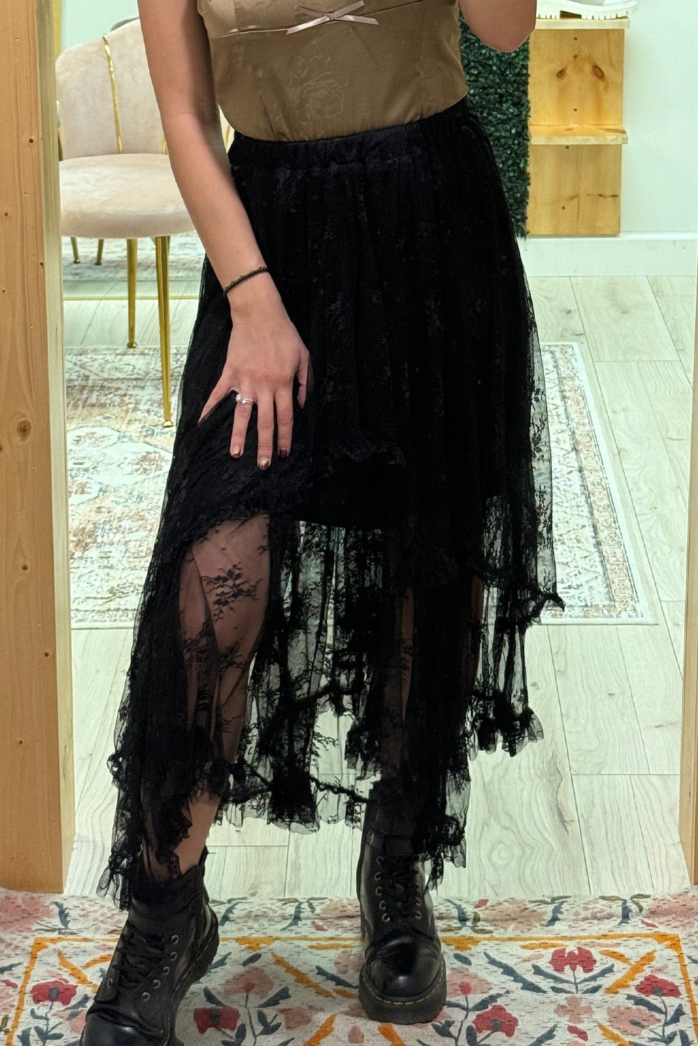 Spitzen-Midirock mit asymmetrischem Saum