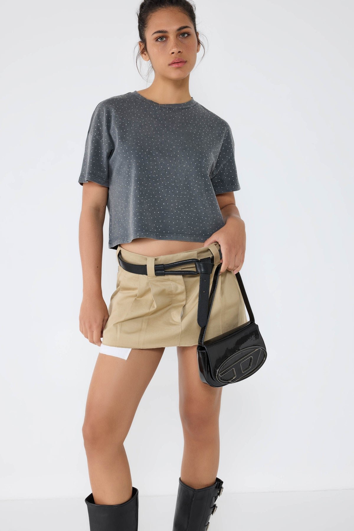 Kurzes T-Shirt mit Steinstickerei