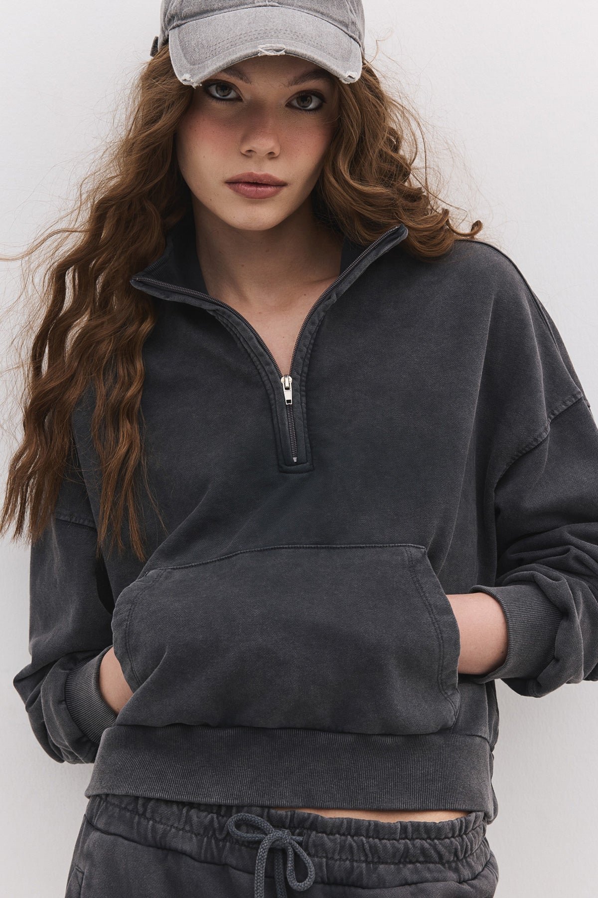 Baumwoll-Sweatshirt mit verwaschenem Effekt und Tasche