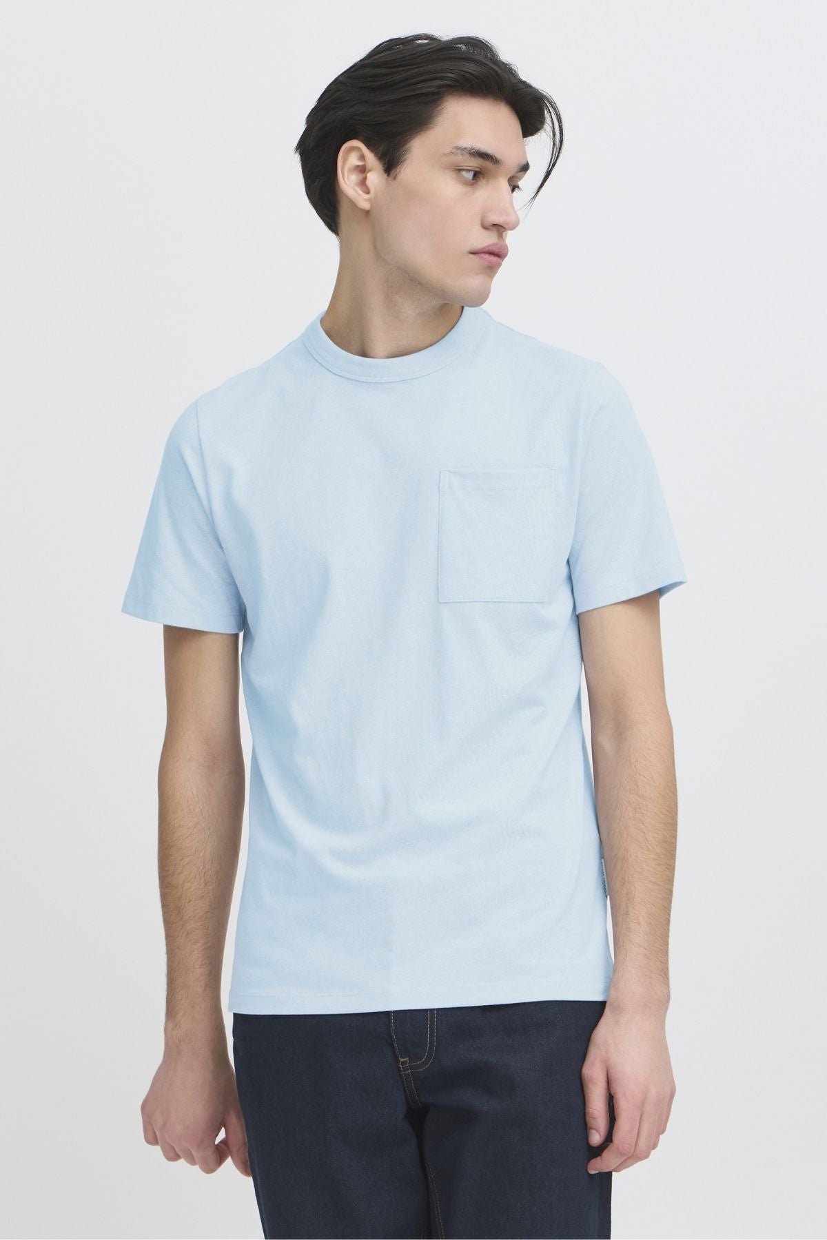 T-Shirt mit Tasche – Hellblau