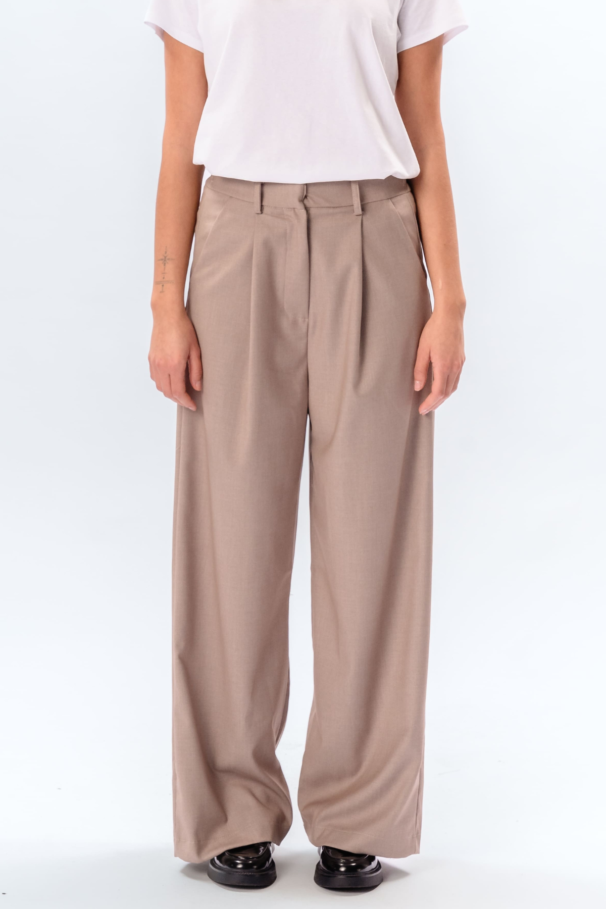 Thumbnail - Nadia Hose - Beige