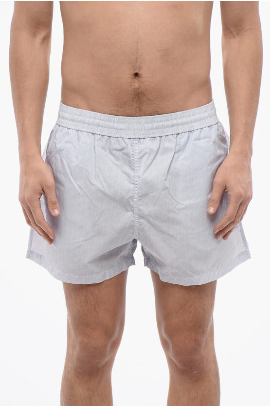 Badeshorts mit Allover-Logo-Print in Grau