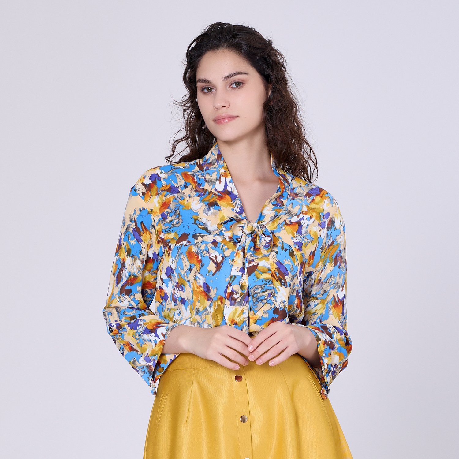 Bluse mit Ascot-Krawatte und abstraktem Druck