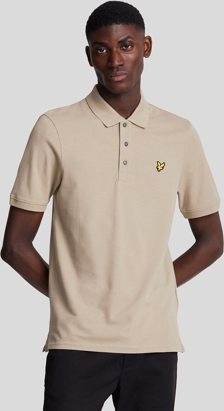 Beiges Poloshirt mit Lyle & Scott-Logo auf der Brust und Heritage-Beige
