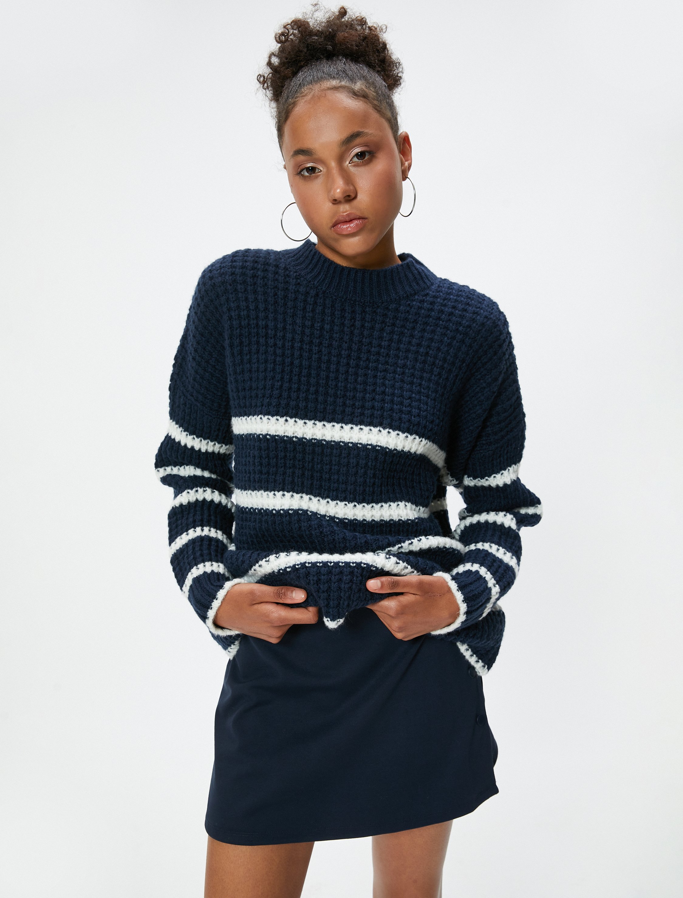 Thumbnail - Koton Sweater Rundhalsausschnitt Gestreift Sweater