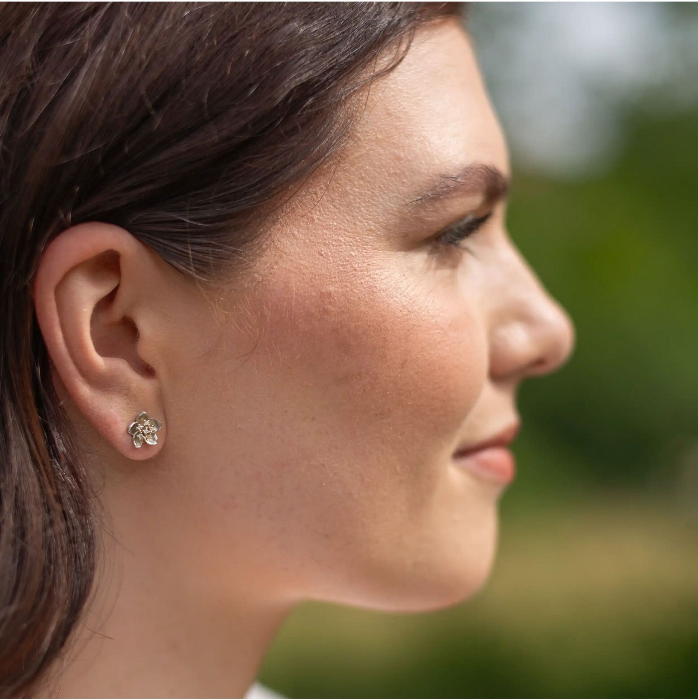 Lyomi Ohrstecker 585/- GG/WG Kirschblüte 12 synth. Diam. 0,07ct.