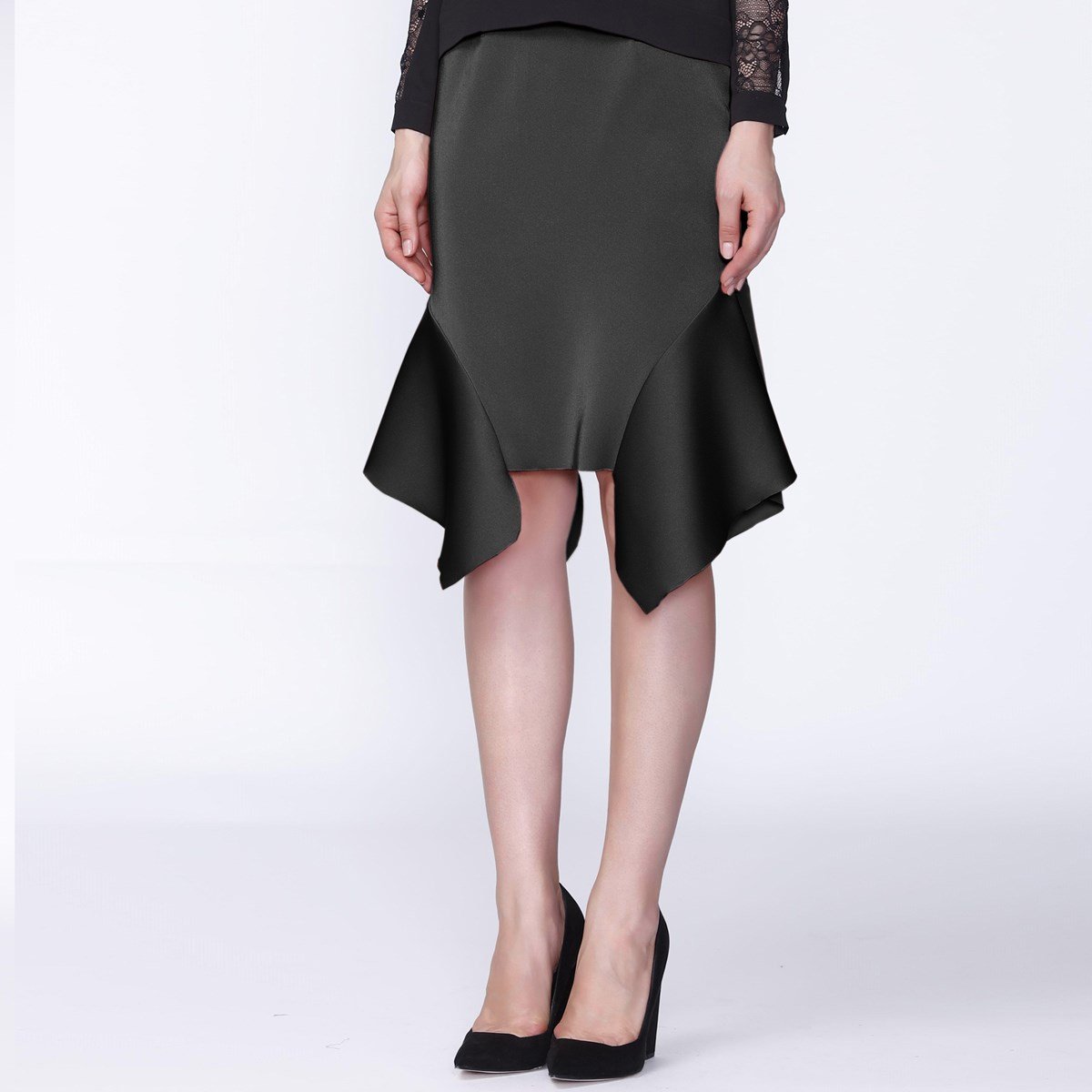 Gerader Rock mit ausgestellten Rüschen an der Seite