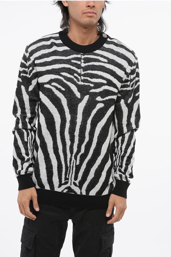 Pullover mit Rundhalsausschnitt und Tiermuster und silberfarbenen Knöpfen in Schwarz und Weiß