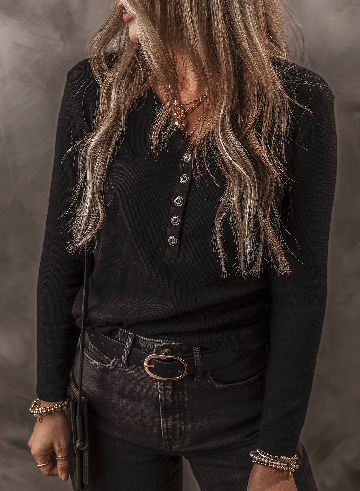 Schwarzes Knopf-V-Ausschnitt Langarm-Rippenshirt