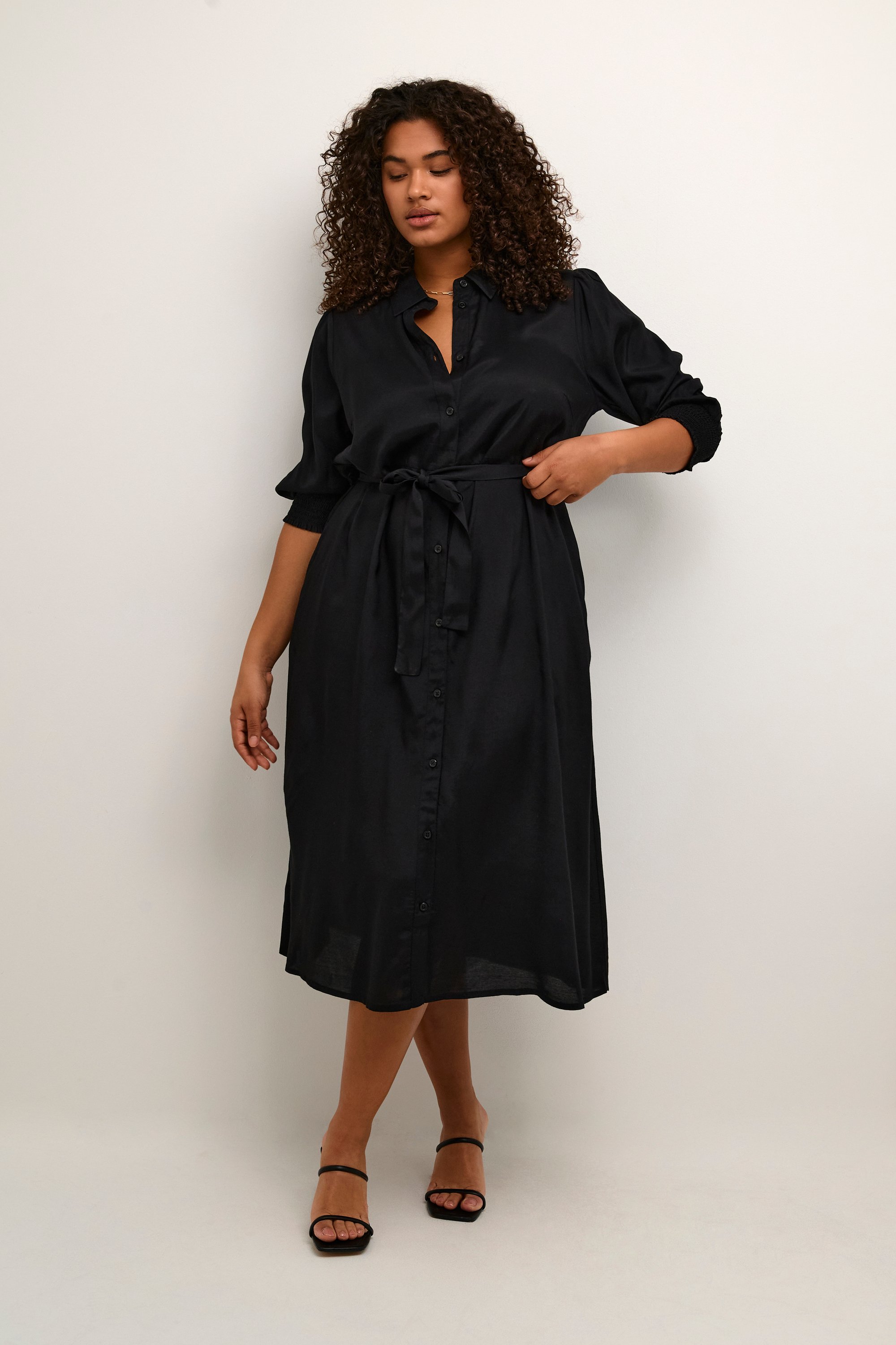 Kleid in Regular Fit black