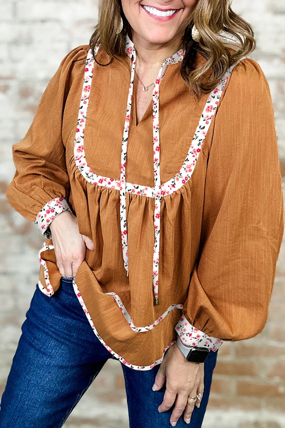 Bluse mit floralem Besatz und Krawattenkragen