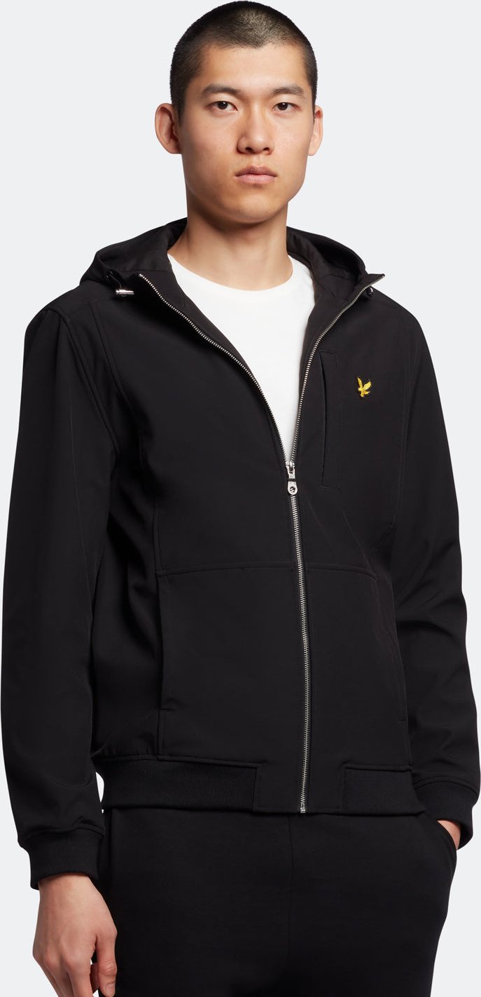 Die Lyle & Scott Softshell-Jacke ist mit ihrem elastischen Saum, den Ärmelbündchen, der verstellbaren Kapuze und den una...