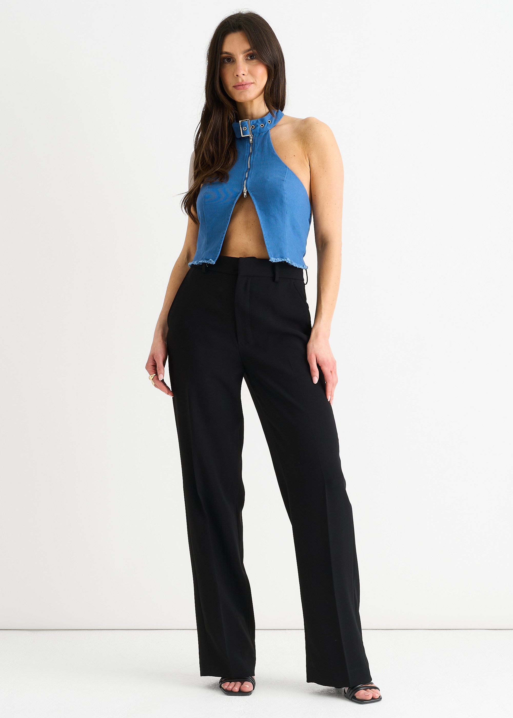 Staubblaues gewebtes Top mit hohem Halsausschnitt und Schnalle