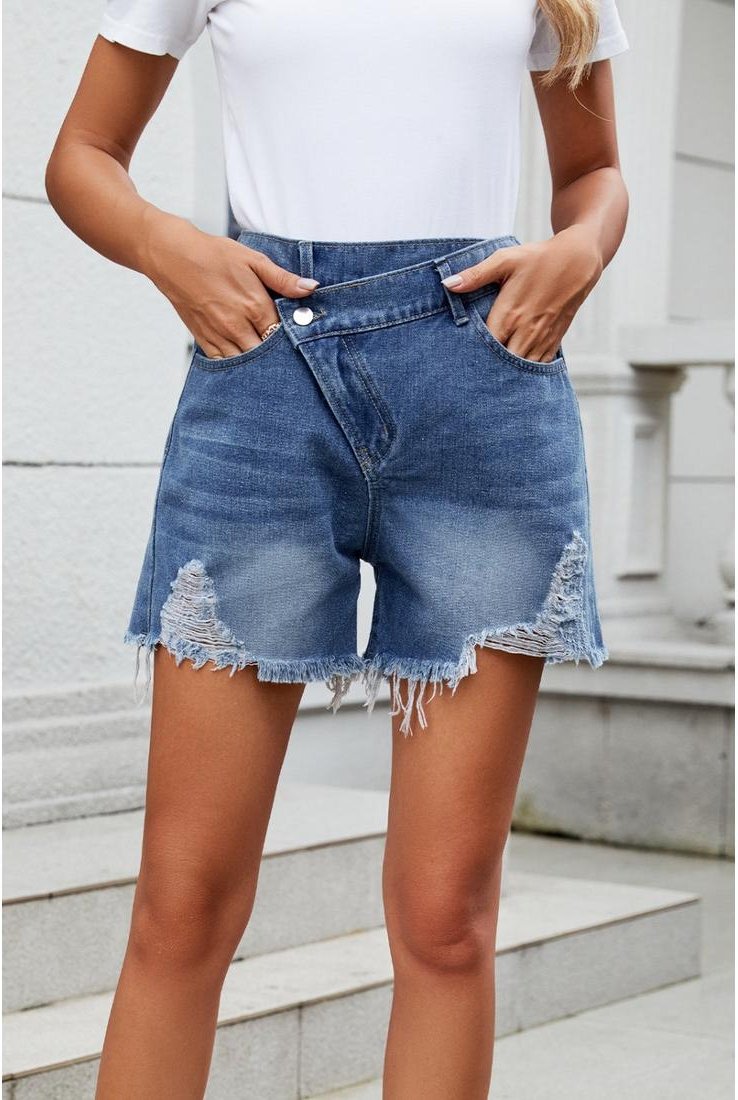 Thumbnail - Denim-Shorts aus asymmetrischer Taille mit Distressed-Rohem Saum
