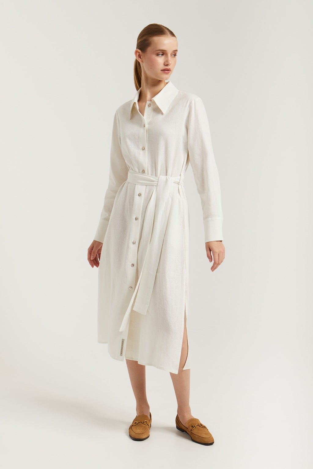 Midi-Kleid aus Leinen weiß mit kleiner Logo-Stickerei