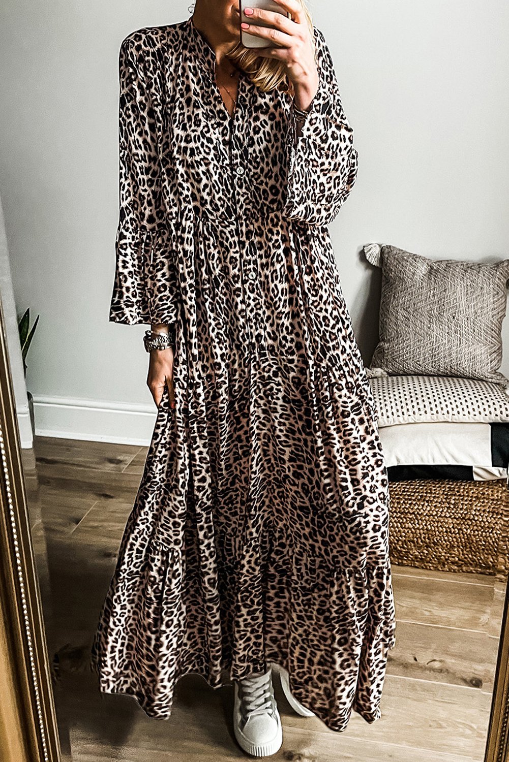 Thumbnail - Aprikosenfarbene Leopard-Print Maxikleid mit Stufenschnitten und weiten Ärmeln