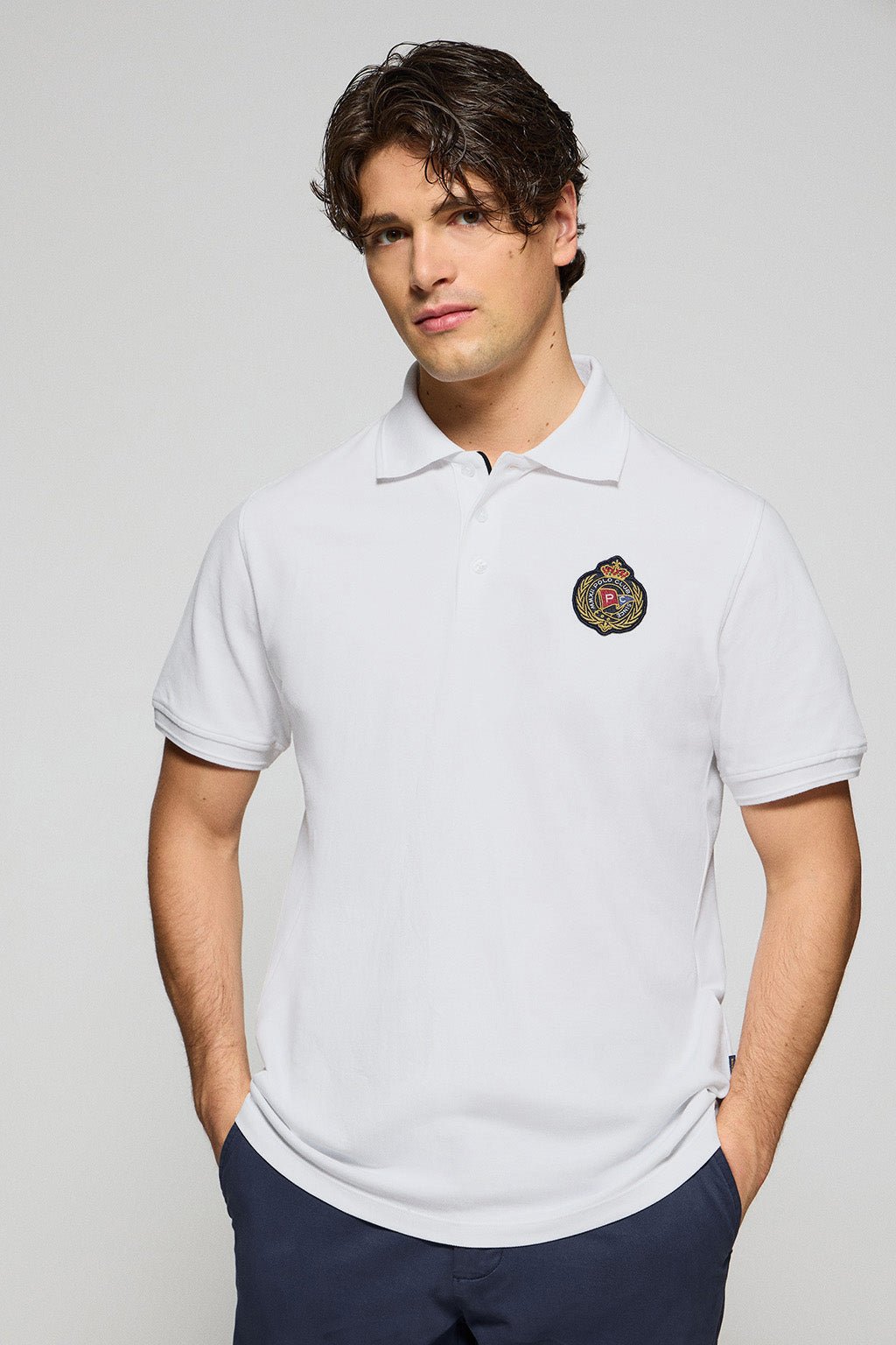 Poloshirt Nautic weiß mit maritimem Aufnäher auf der Brust