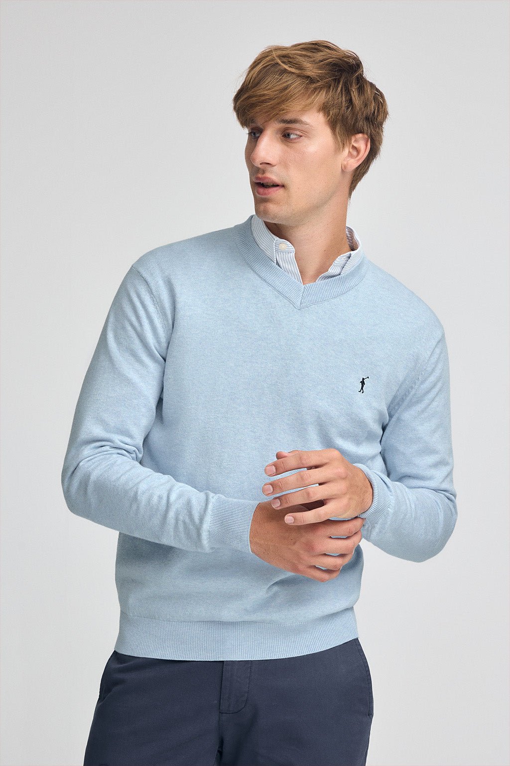 Pullover hellblau meliert aus Wollgemisch mit V-Ausschnitt und gesticktem Rigby Go-Logo