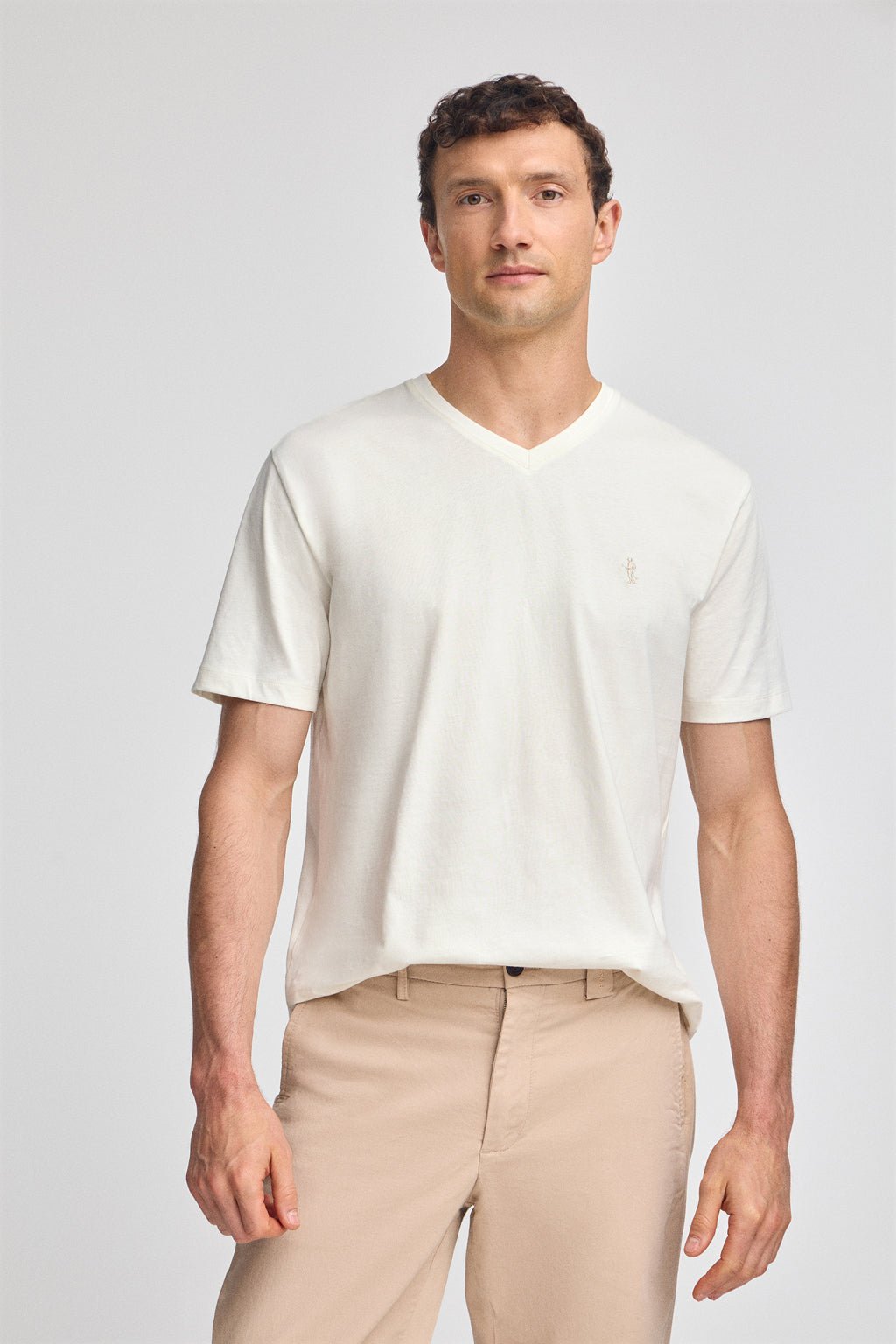 Kurzärmliges T-Shirt ecru mit V-Ausschnitt und gesticktem Rigby Best-Logo