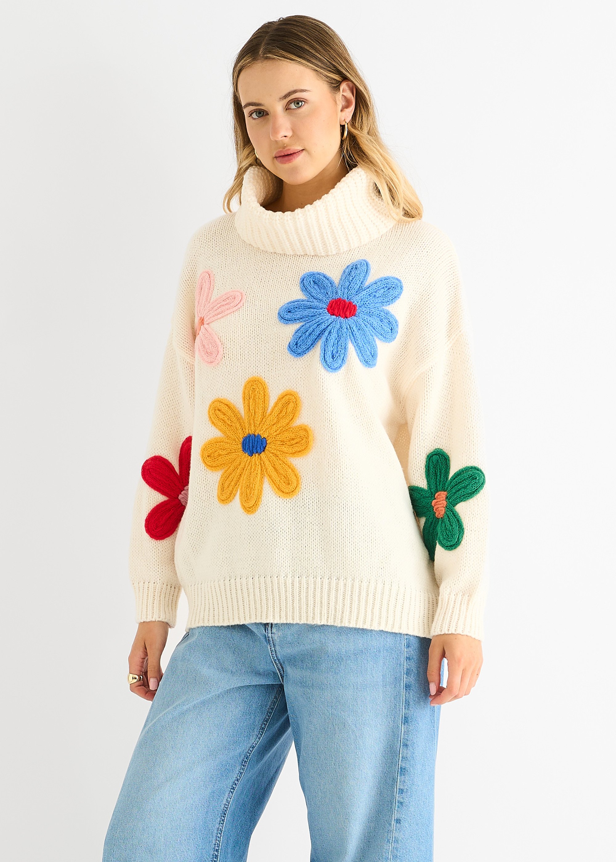 Cremefarbener Pullover mit Blumenapplikationen in Übergröße
